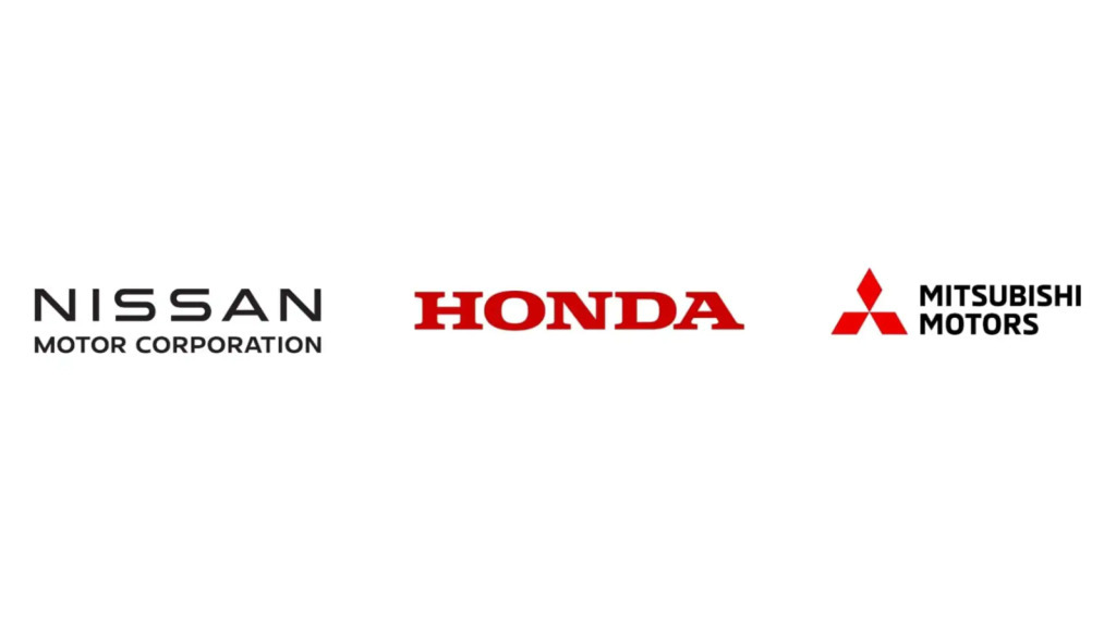 Loga automobilek Nissan, Honda a Mitsubishi, symbolizující propojení aliance