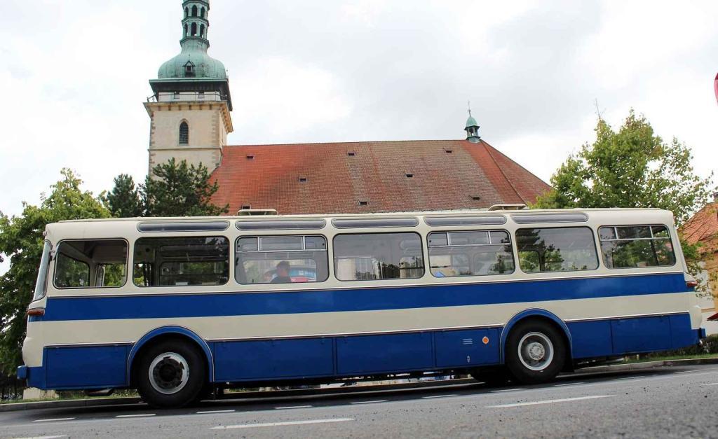 Dva dny si mohli zájemci prohlížet historický autobus Karosa ŠL11 z roku 1979, který na stanovišti před přesunutým kostelem Nanebevzetí Panny Marie v Mostě vystavoval Dopravní podnik měst Mostu a Litvínova.