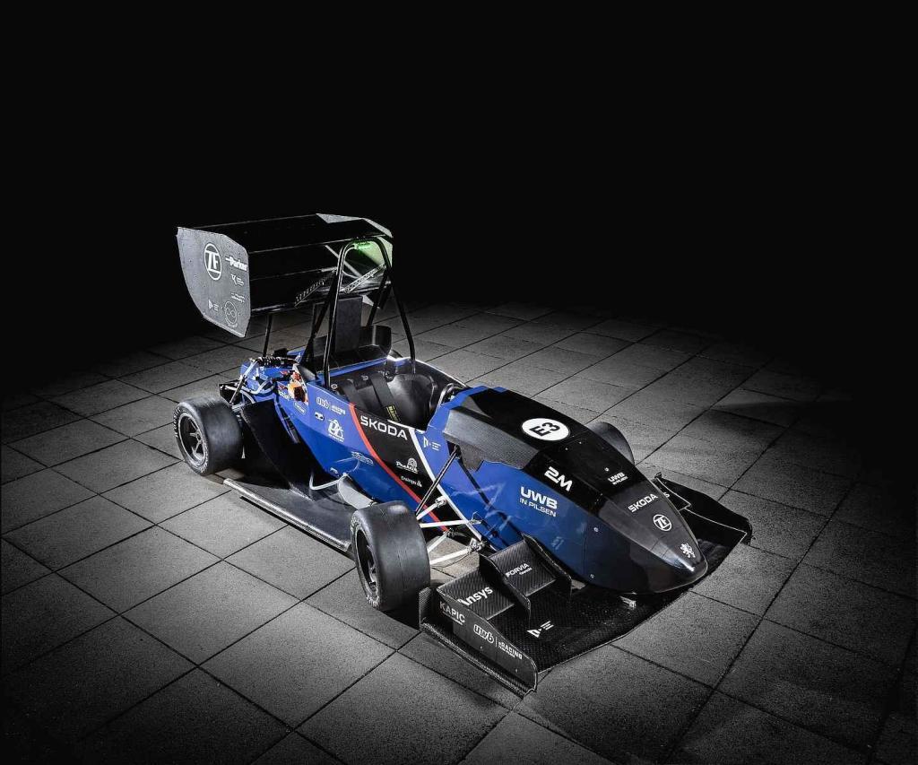 Tým ZČU a jeho nová elektrická formule. Foto: ZČU