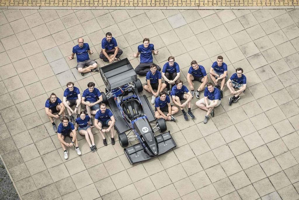 Tým ZČU a jeho nová elektrická formule. Foto: ZČU