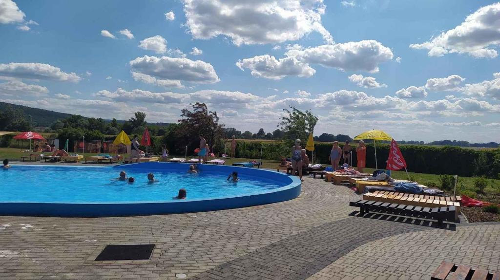 Pohled na venkovní areál se třemi bazény
