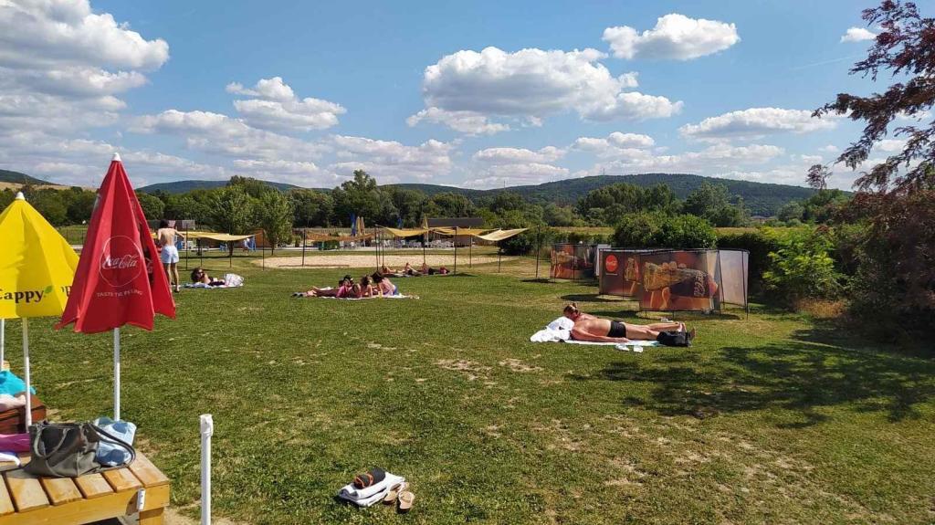 Prostoru k opalování je zde dostatek, chybí však zastíněná místa