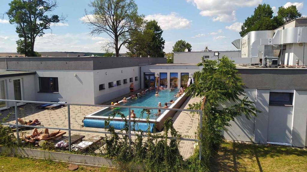 Venkovní bazén ve wellnessové části