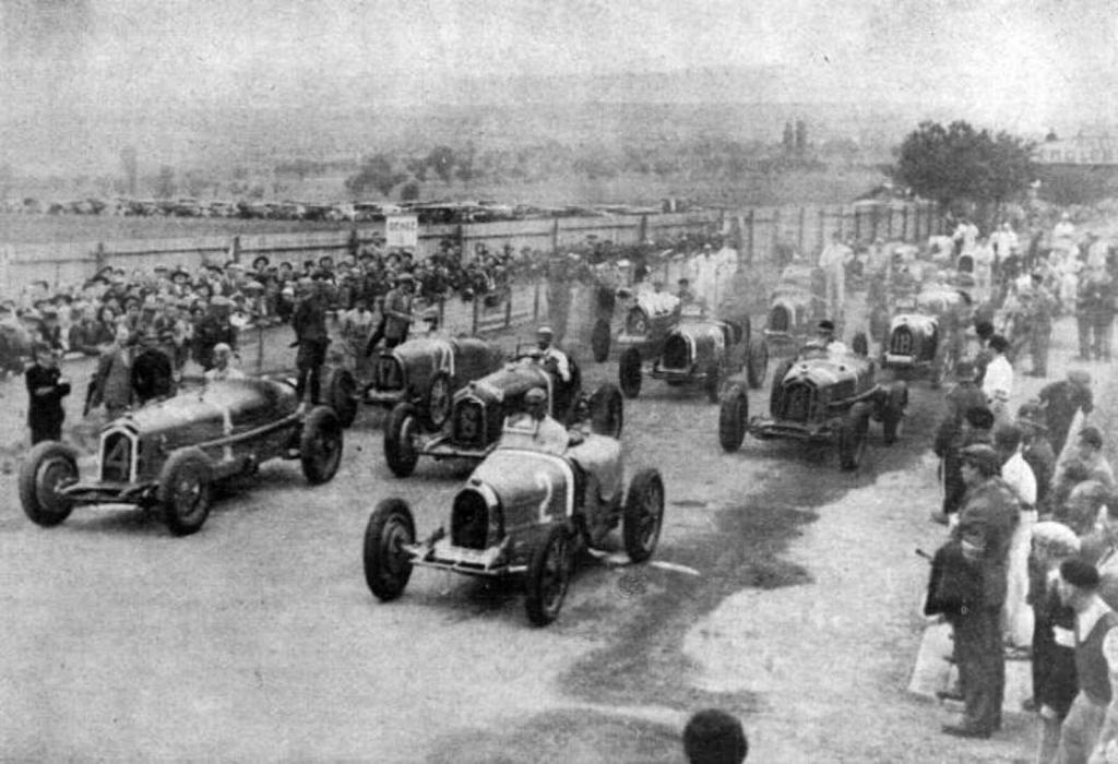 Startovní rošt před závodem na Masarykově okruhu 1932. Foto: Wikimedia Commons, neznámý autor, volné dílo
