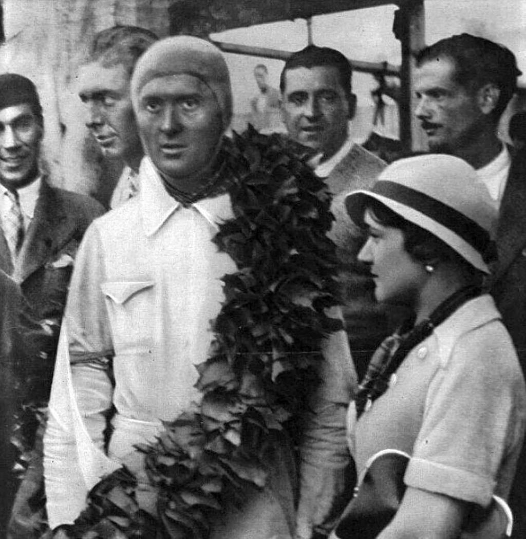 Louis Chiron a vavřínovým věncem a Eliškou Junkovou na Masarykově okruhu v Brně v roce 1932. Foto: Wikimedia Commons, neznámý autor, CC BY 4.0