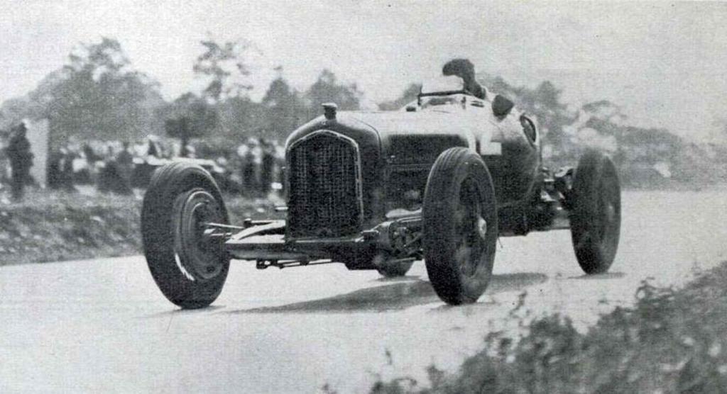 Louis Chiron v plné jízdě s Alfou Romeo P3 při Grand Prix I´ACF 1934. Foto: Wikimedia Commons, Omnia, volné dílo