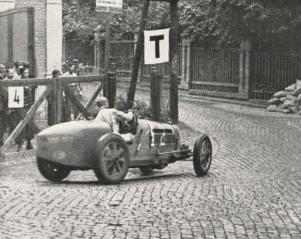 Louis Ciron projíždí zatáčkou v Pisárkách na Masarykově okruhu v Brně v roce 1932. Foto: Wikimedia Commons, neznámý autor, volné dílo