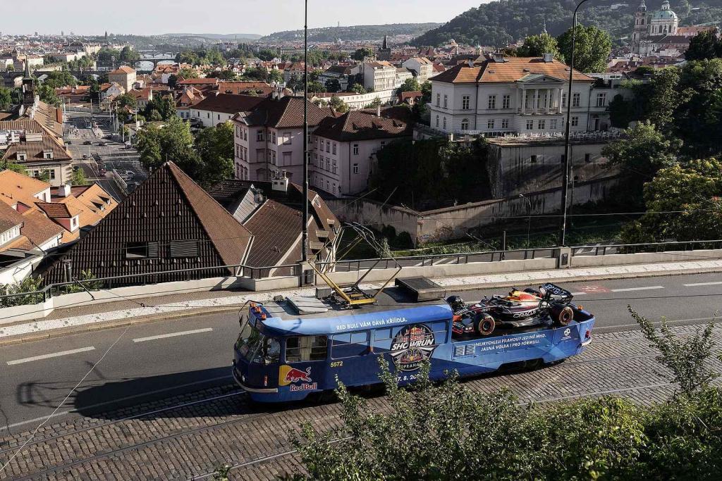Tramvaj „mazačka“ s monopostem formule 1