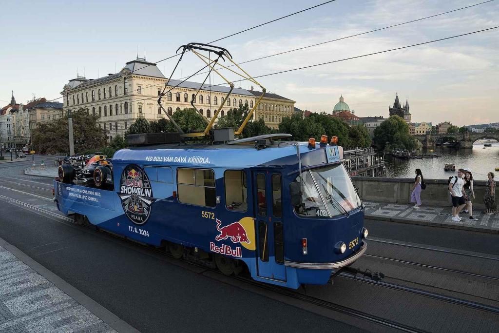 Tramvaj „mazačka“ s monopostem formule 1