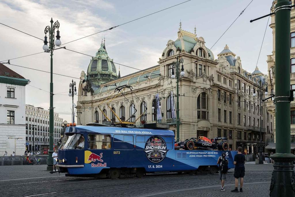 Tramvaj „mazačka“ s monopostem formule 1