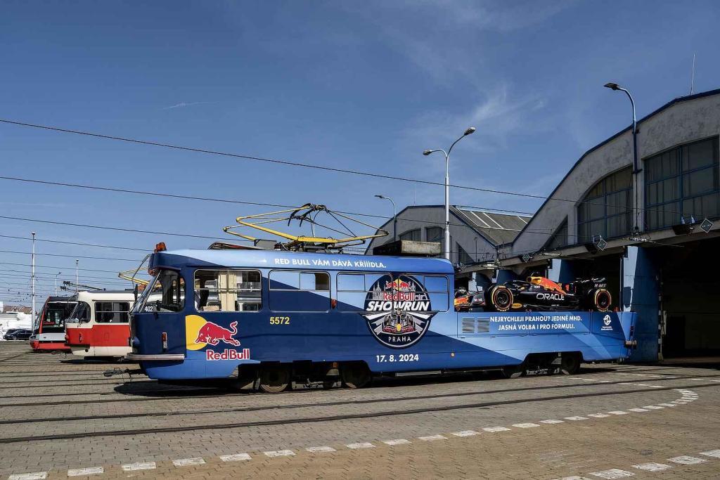 Tramvaj „mazačka“ s monopostem formule 1