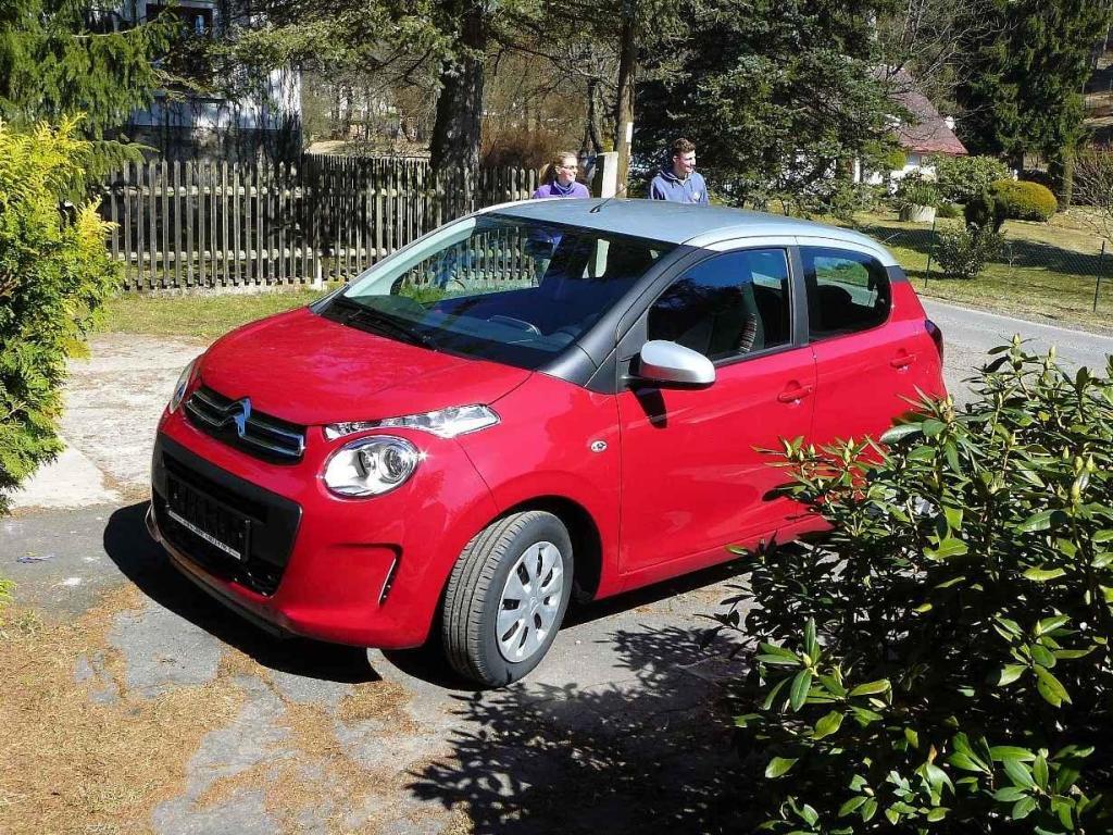 Josef Randus, Nový Bor. Nové auto na chalupě v Rousínově.
