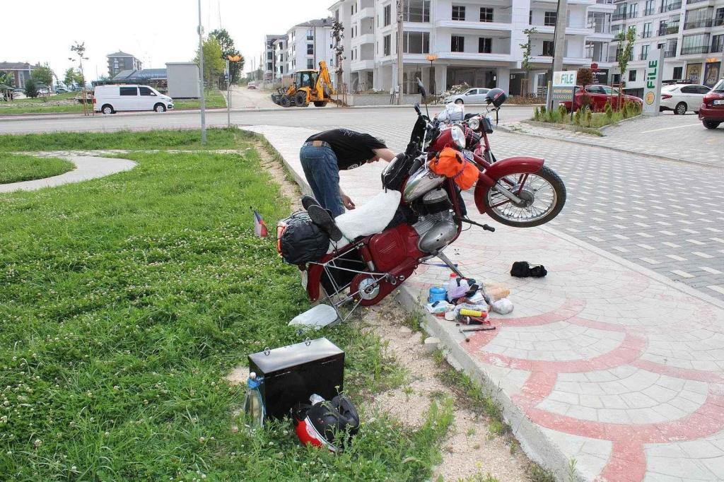Pušovi do Gruzie nedojeli. V Turecku nesehnali náhradu za prasklé pneu