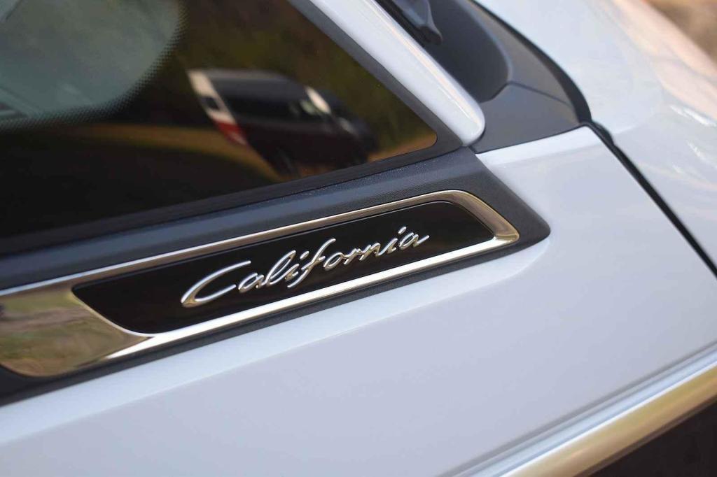 Označení California je na voze téměř všudypřítomné