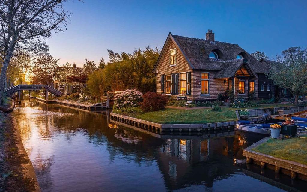 Turisté si Giethoorn často pletou s muzeem. Žijí tu však skuteční lidé.