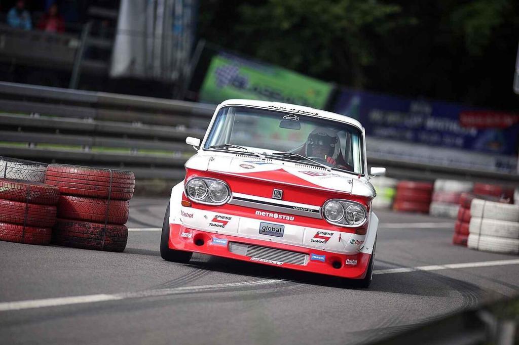 Rok 2015 a Miroslav Adámek při závodě historických automobilů Glasbach.