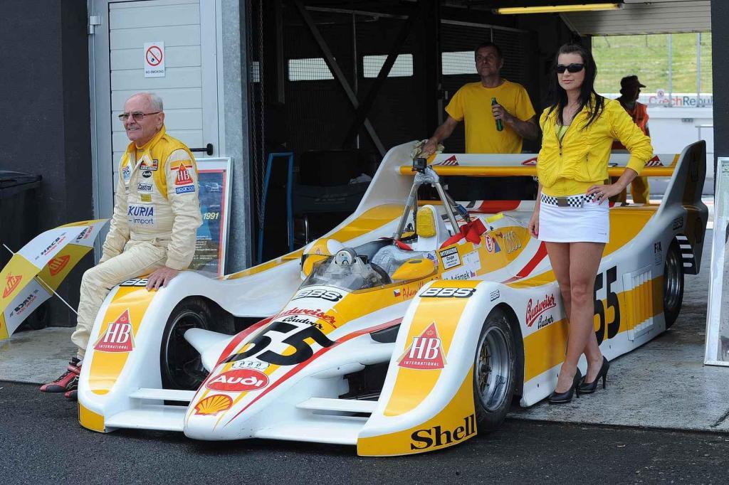 V boxech jako host závodu na Autodromu Most u svého někdejšího monopostu HSS-March 822 Audi Can-Am.