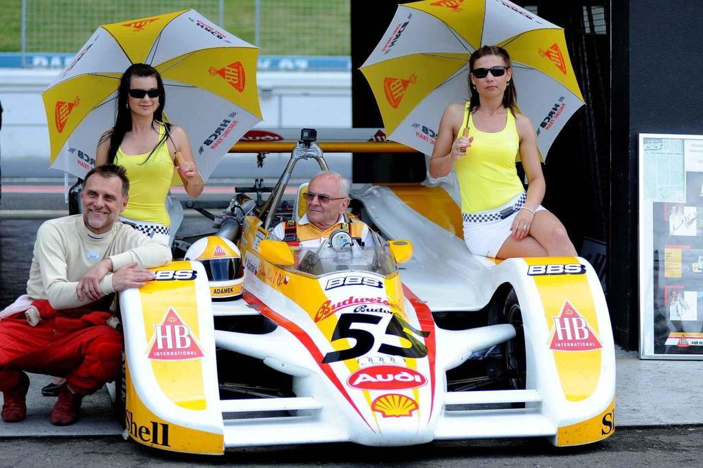 S hosteskami a Adamem Klusem na Autodromu Most.