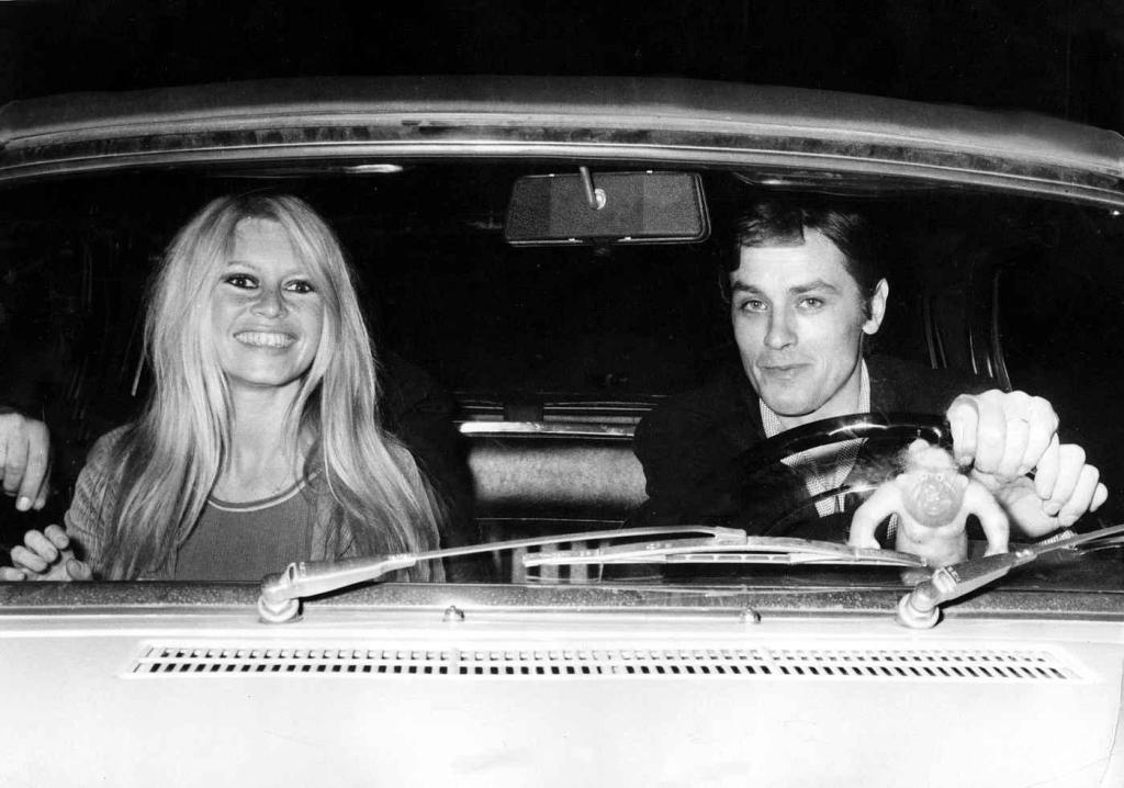 V dnešním zábavném kvízu jsme se zaměřili na automobily se kterými ve filmech účinkoval Alain Delon nebo je vlastnil.. Na snímku je Alain Delon s Brigitte Bardot.