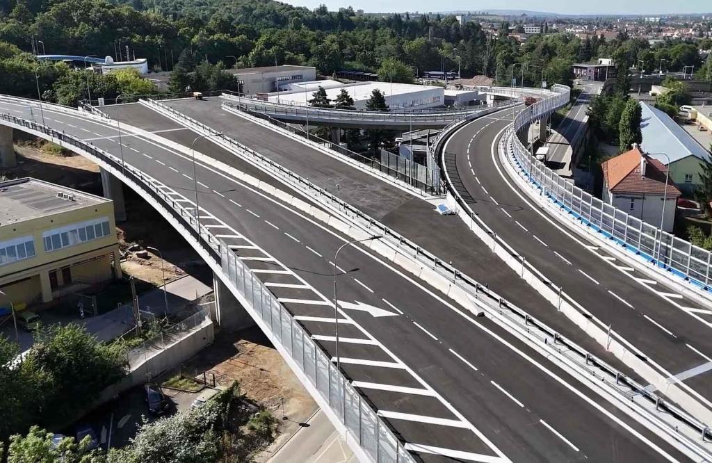 Letecký pohled na estakádu velkého městského okruhu v Brně. V levé horní části snímku je vidět, kam dál povede silnice, až bude hotový tunel pod Vinohrady.