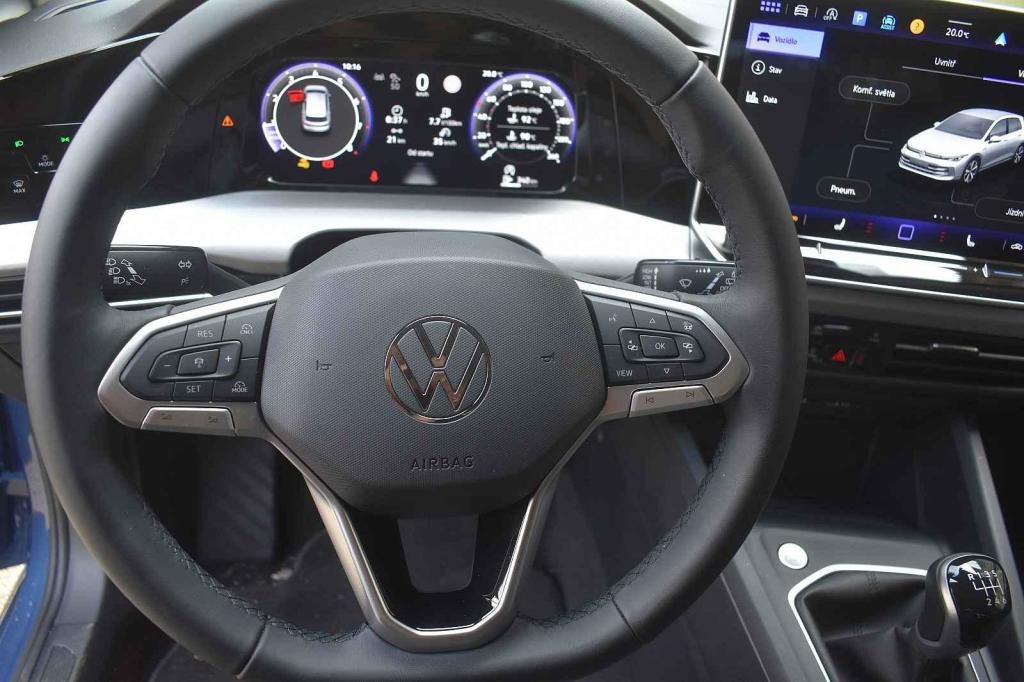 Na volant se vrátila klasická tlačítka