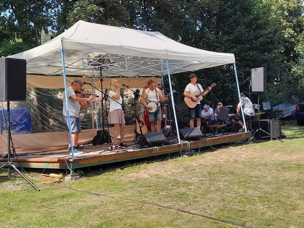 Na trasu třetího ročníku Bílichovské bludičky v sobotu 24. srpna vyrazilo 83 vozidel a strojů.