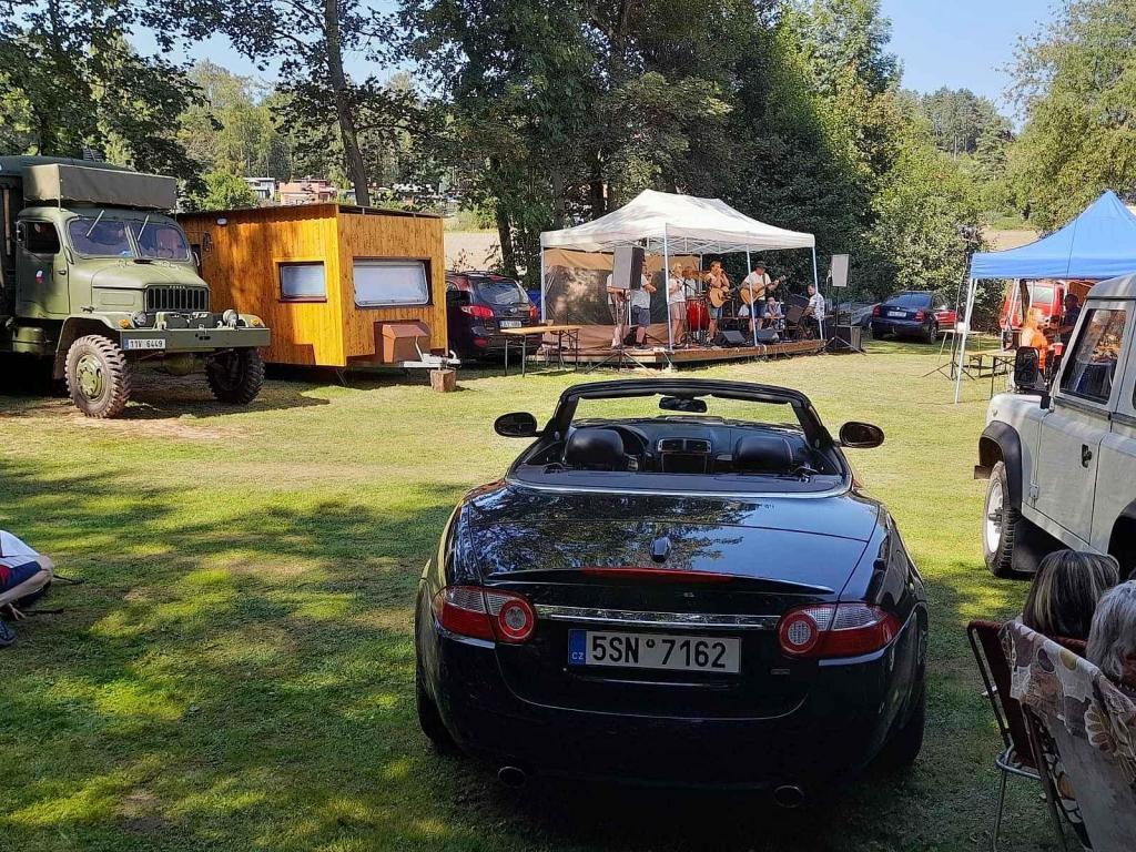Na trasu třetího ročníku Bílichovské bludičky v sobotu 24. srpna vyrazilo 83 vozidel a strojů.