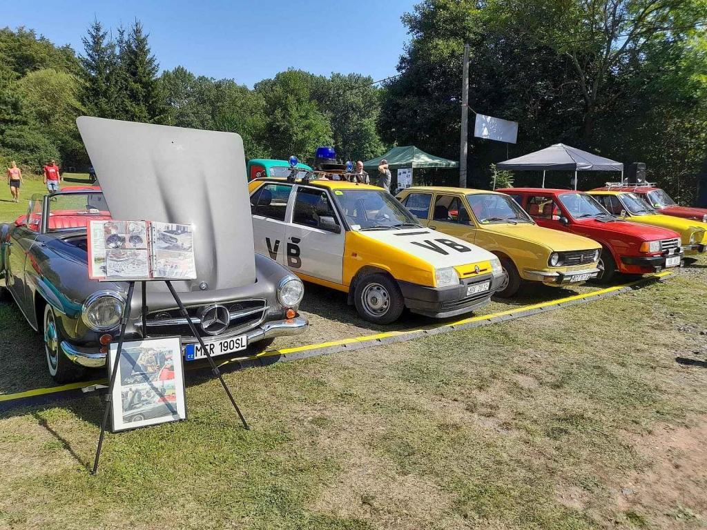 Na trasu třetího ročníku Bílichovské bludičky v sobotu 24. srpna vyrazilo 83 vozidel a strojů.
