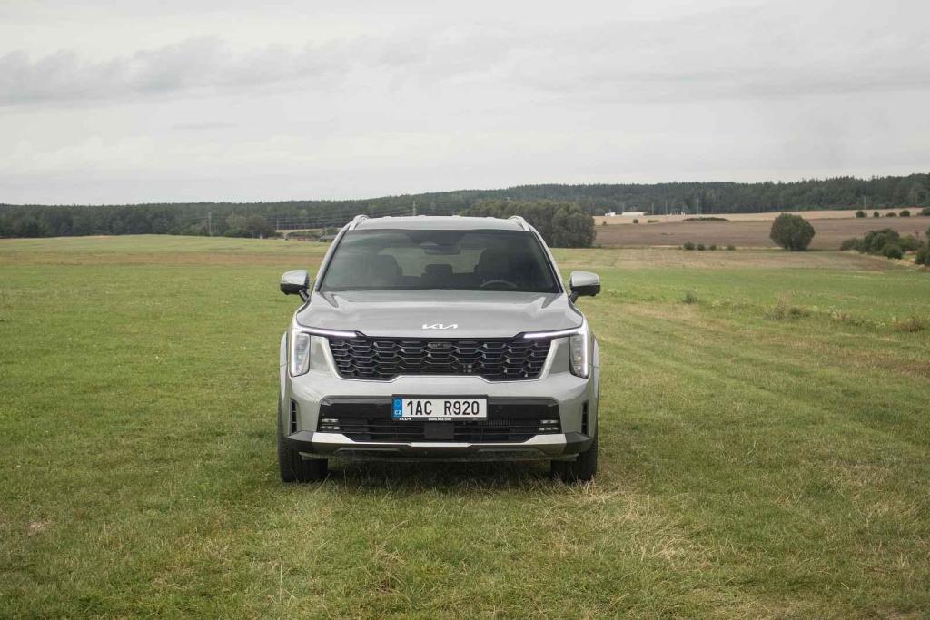 Po faceliftu se Sorento designově přiblížilo obřímu elektromobilu EV9.