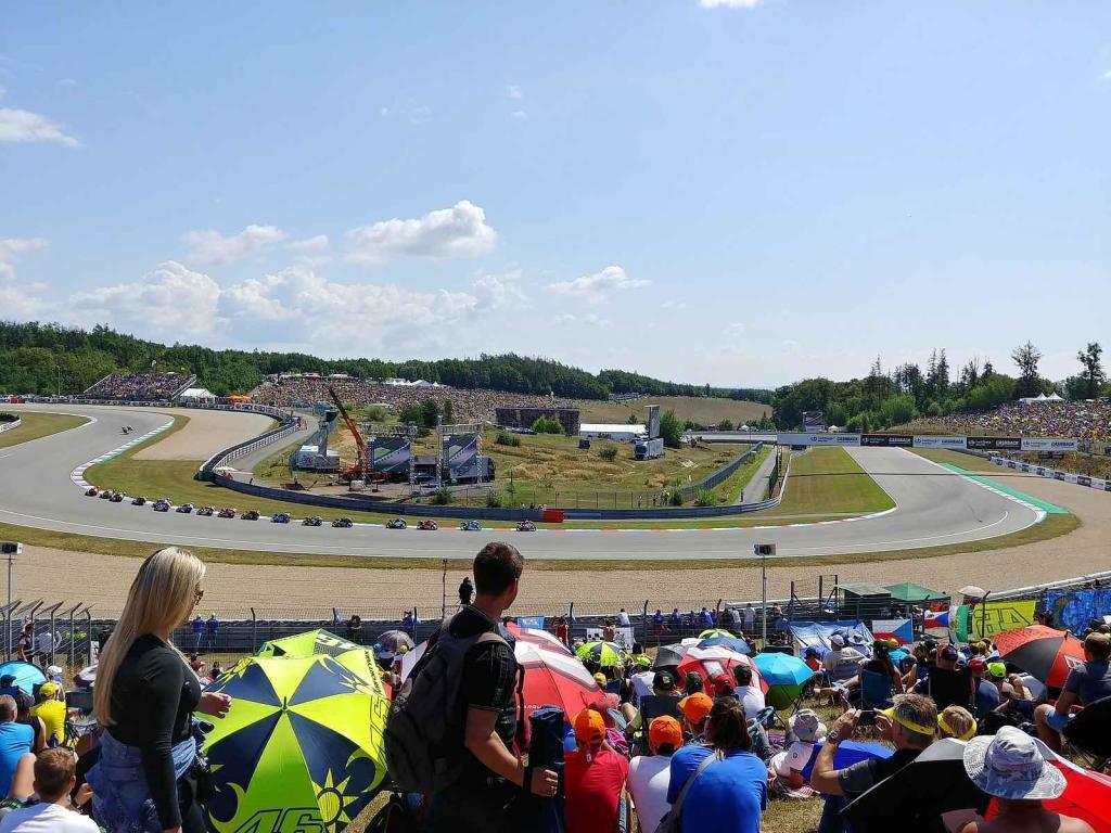Brno - Fanoušci ze zaplněných tribun sledovali závody letošní motocyklové Velké ceny na brněnském Masarykově okruhu.