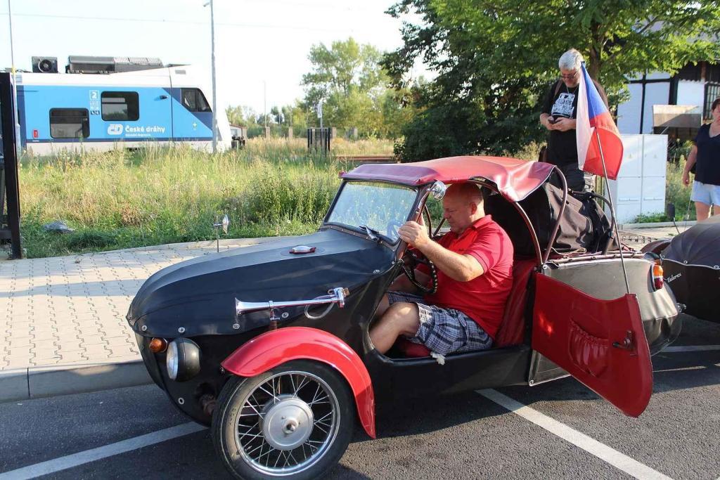 V retro auto muzeu Veteráni Litvínov měli ve středu zastávkou účastníci Velorex čundru 2024 na svém putování po severních Čechách. S nejstarším Velorexem z roku 1962 jede Petr Žůrek ze Světlé nad Sázavou.