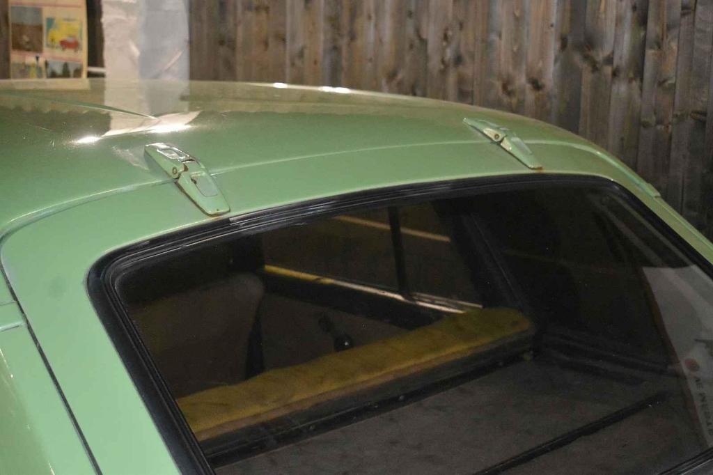 Zde detailní pohled na závěsy pátých dveří