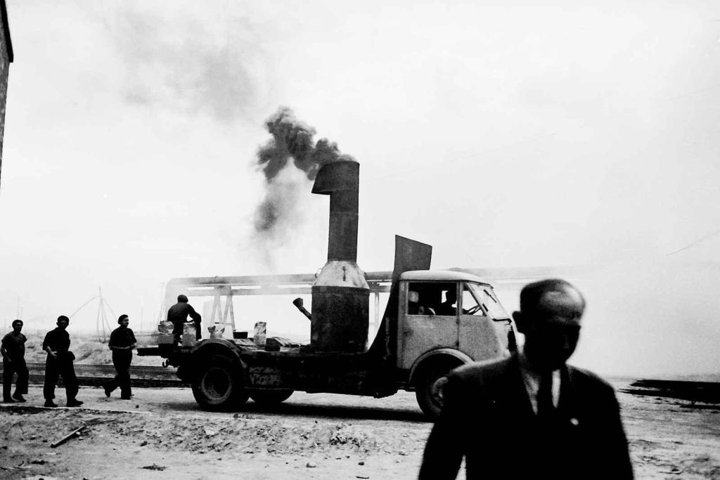 Nákladní vůz Matford při zkoušce umělého zamlžení v areálu chemického závodu v Záluží u Mostu 1. července 1944.