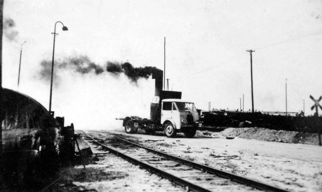 Matford jezdí po ulicích chemičky a vytváří umělé zamlžení. Snímek je z 1. července 1944.