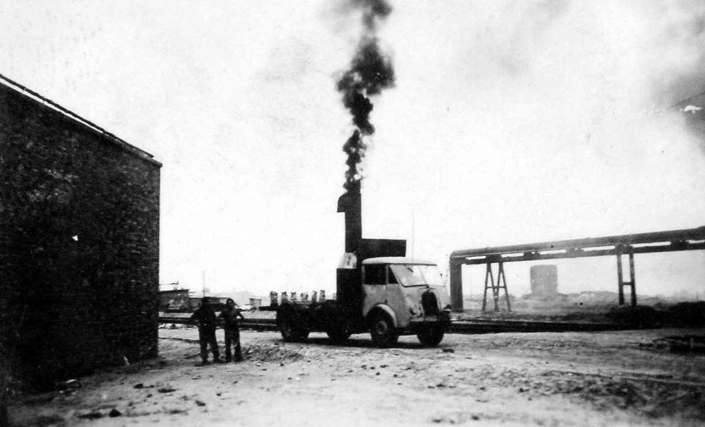 Další snímek Matfordu jezdícího po areálu závodu 1. července 1944.
