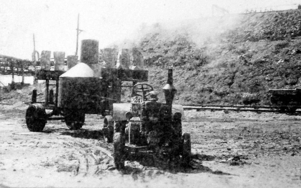 Traktor Lanz Bulldog a speciálně upravený valník pro tvorbu umělé mlhy, ze dne 23. srpna 1944.