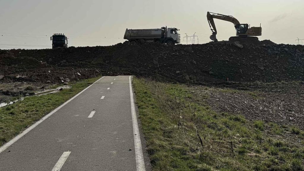 Z Olomouce na Přerov vyrůstá dálnice. Stavba úseku D55 Olomouc - Kokory jde podle plánu. Na snímku násyp budoucího přemostění silnice mezi Krčmaní a Majetínem, podél které probíhá cyklostezka, tu staveniště přerušilo, 29. února 2024