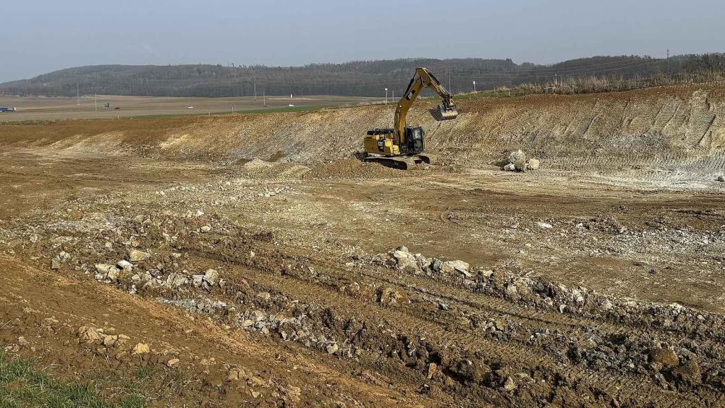 Z Olomouce na Přerov vyrůstá dálnice. Stavba úseku D55 Olomouc - Kokory jde podle plánu. Na snímku zářez poblíž Strejčkova lomu, 29. února 2024