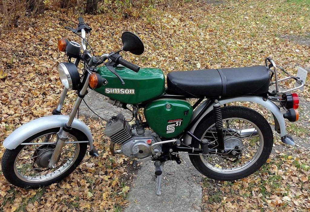 V dnešním zábavném motoristické kvízu jsme se zaměřili na populární východoněmeckou značku známých malých motocyklů Simson. Na snímku je Simson S51.