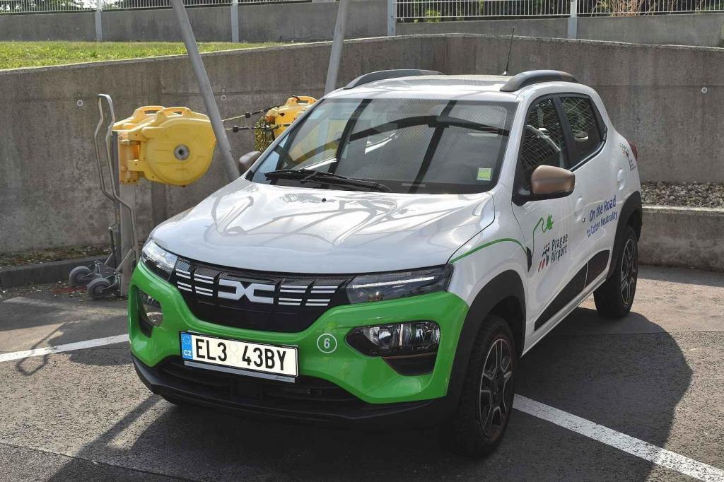 Na letišti už jezdí první desítky elektromobilů. Třeba Dacií