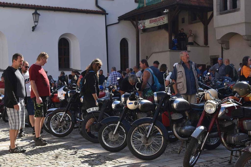 Strakonice si připomněly 105 let od zahájení výroby značky ČZ Sjeli se sem majitelé a obdivovatelé legendárních motocyklů. Na dobu, kdy pro čezetu pracoval, zavzpomínal i náš jediný kosmonaut ve vesmíru Vladimír Remek. A ochotně pózoval na společných sním