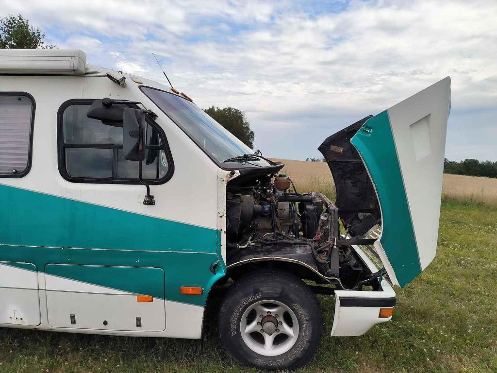 Pod kapotou je plnotučný 7.3 V8 diesel od Fordu.