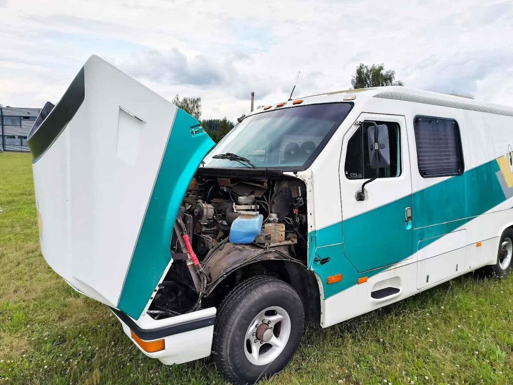 Pod kapotou je plnotučný 7.3 V8 diesel od Fordu.