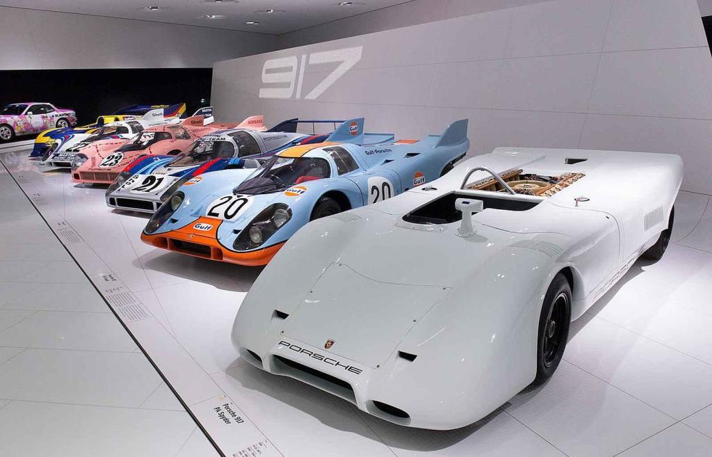 Porsche 917 je dnes legendárním závodním vozem. Na snímku je kolekce vozů Porsche 917 v Porsche Museum Stuttgart.