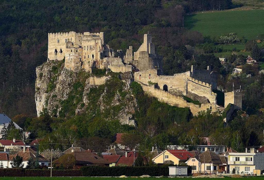 Hrad Beckov stojící na skále patří mezi dominanty Západního Slovenska.