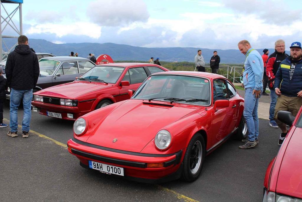 Na Autodromu Most byl motoristický festival The Most Classic. Na snímku je vystavené Porsche 911.