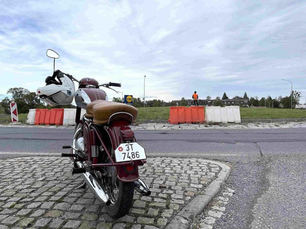 Svatováclavská jízda vedla i Studénkou, kde dělal Miroslav Tovaryš motospojku, 28. 9. 2024.
