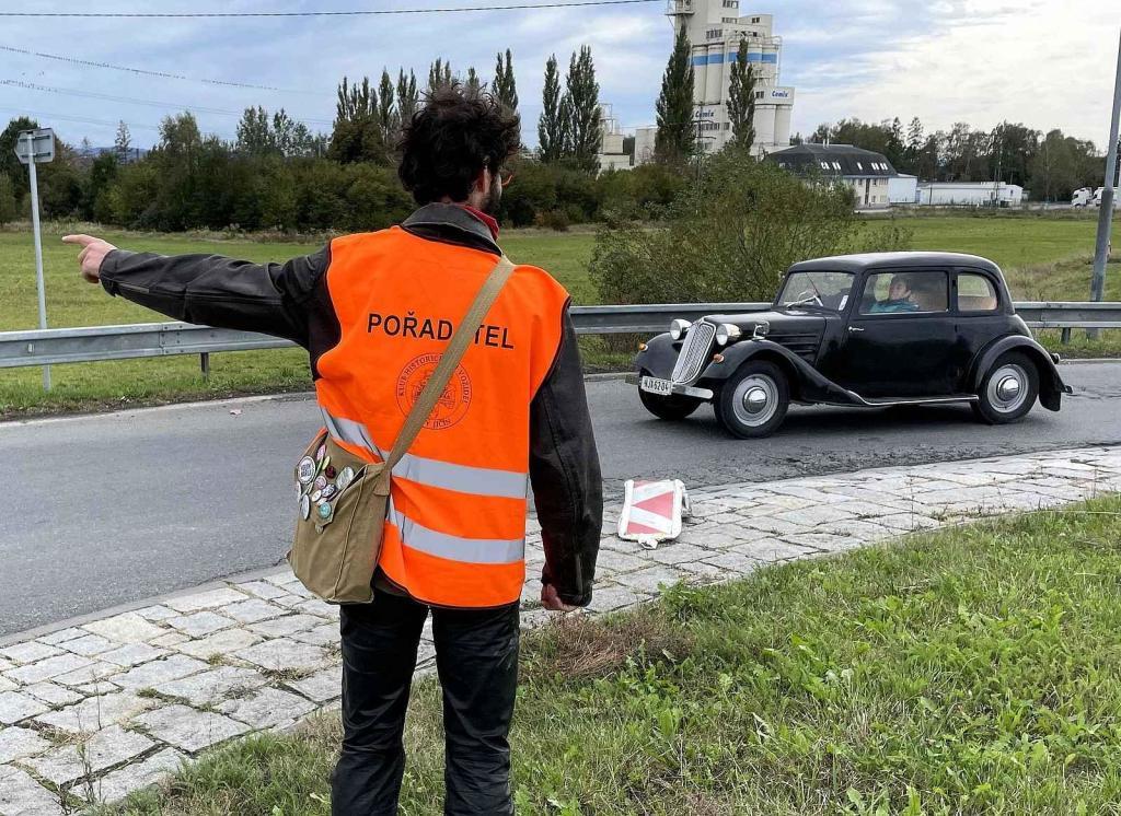 Svatováclavská jízda vedla i Studénkou, kde dělal Miroslav Tovaryš motospojku, 28. 9. 2024.