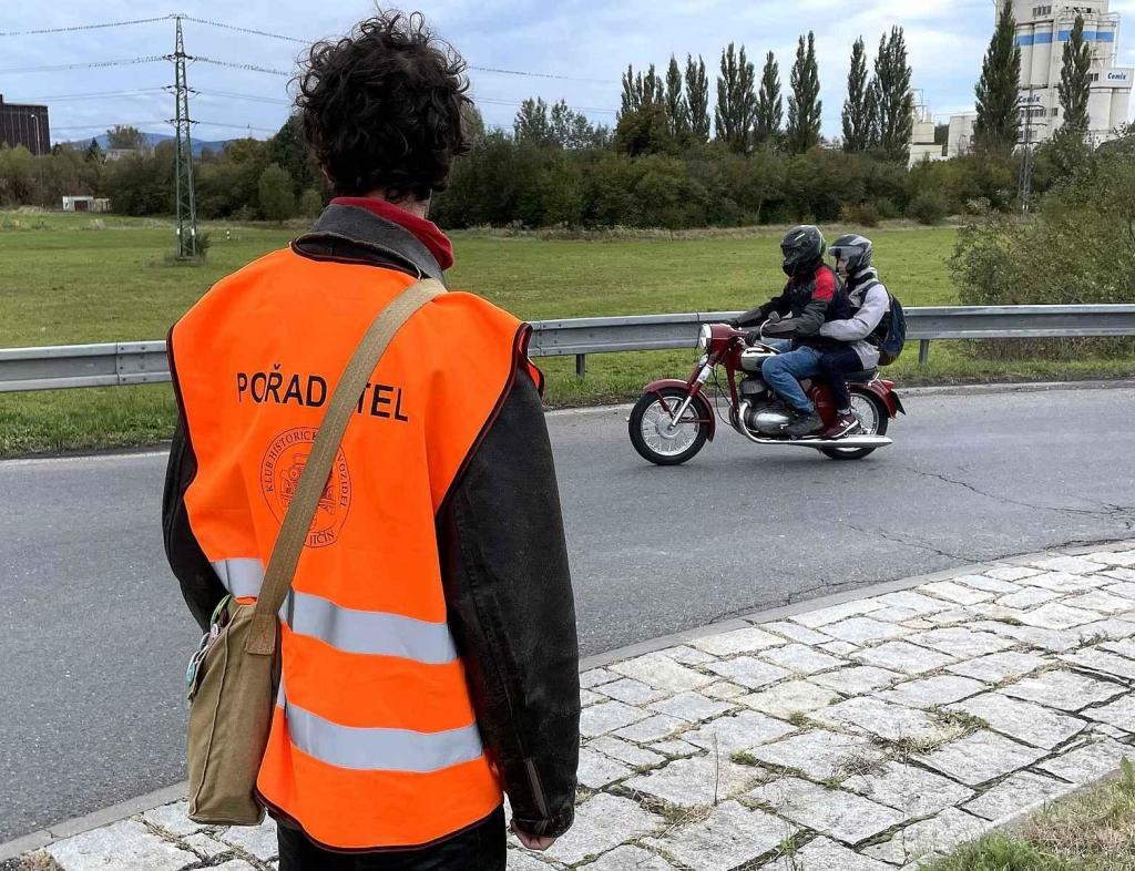 Svatováclavská jízda vedla i Studénkou, kde dělal Miroslav Tovaryš motospojku, 28. 9. 2024.