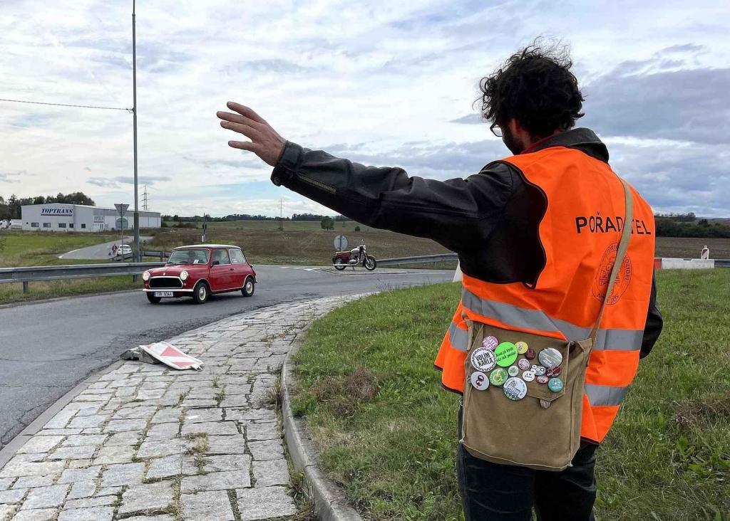 Svatováclavská jízda vedla i Studénkou, kde dělal Miroslav Tovaryš motospojku, 28. 9. 2024.